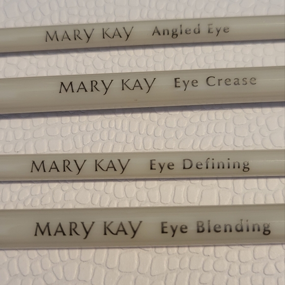 MK Silver Makeup Brush Set - Picture 4 of 5